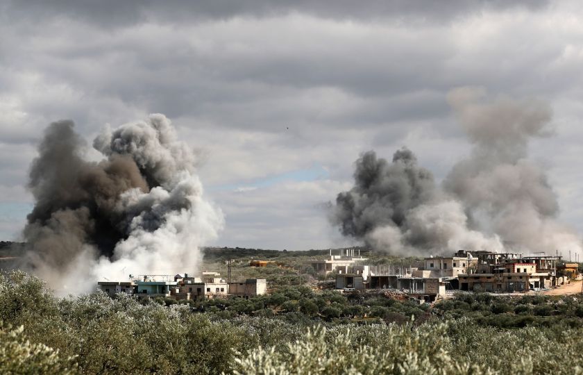 Jedním ze zásadních současných problémů je eskalující konflikt v Sýrii. Na snímku je vesnici al-Bara v jižní části provincie Idlib po bombardování syrskými vládními silami 2. března. Foto: Profimedia.