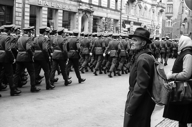 Z cyklu Vojenská přísaha v centru hlavního města, Praha, říjen 1981. Foto: Josef Chuchma