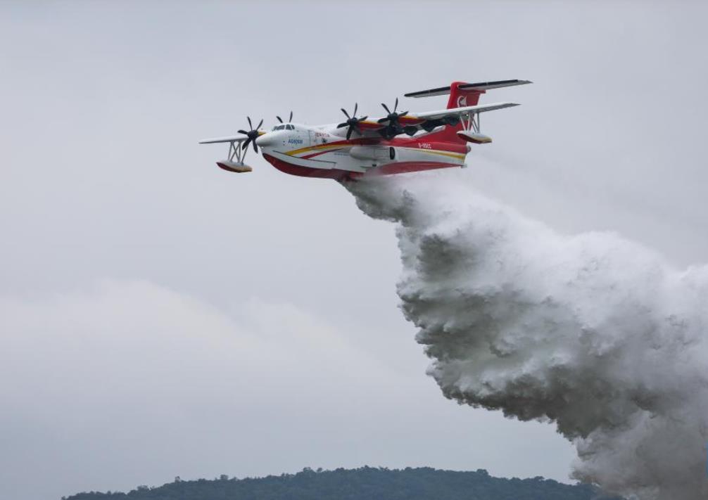 Čínský velkoplošný hasičský obojživelník AG600M provedl ukázku shozu vody. Foto: Xinhua