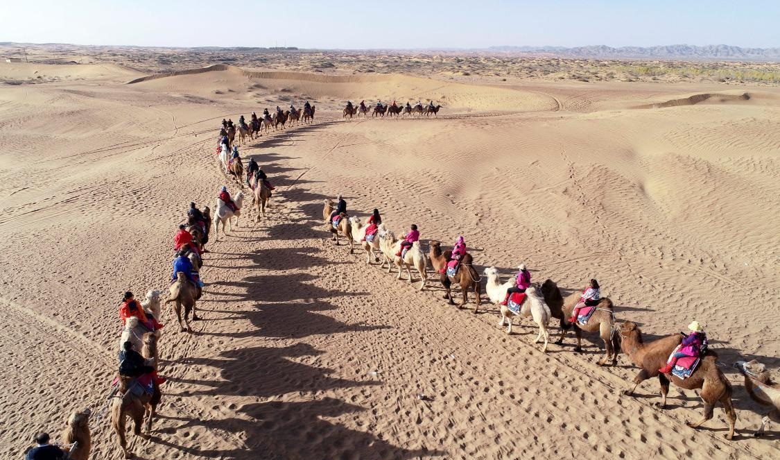 Kraj Alxa ve Vnitřním Mongolsku využívá jedinečné přírodní scenérie k přilákání velkého počtu turistů a ohlašuje nový vrchol cestovního ruchu. Foto: Wang Zheng / Guangming Picture.